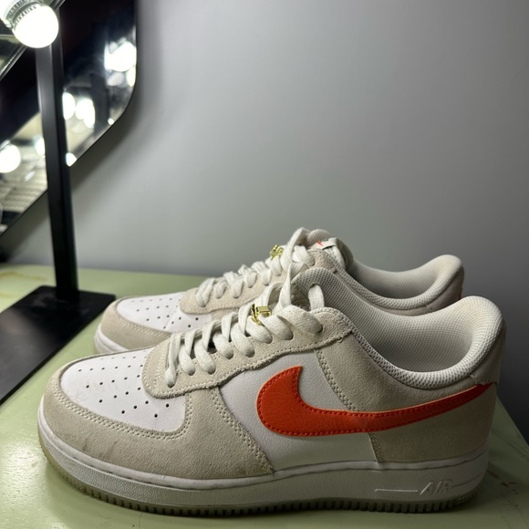 Woman’s Nike Air Force 1 - Picture 2 of 4